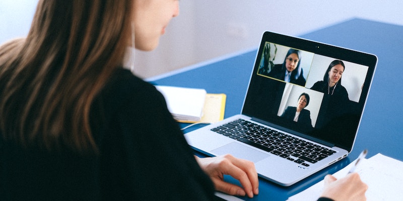 Como se preparar para uma entrevista online. Foto: Pexels / Anna Shvets